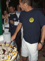FOTO 52 - Il Pelo taglia la torta, ma qualcuno si vuole togliere lo sfizio...